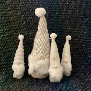 White gold Gnome Set of 4 weighted woven plush hats excellent shape